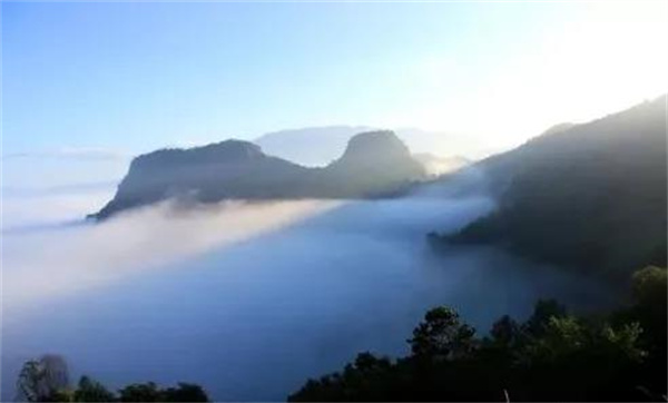 自然風光之云里霧里的山